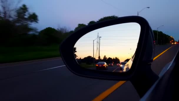 Οδηγός Αριστερού Κατόπτρου Κατά Διάρκεια Της Βραδιάς Οδηγός Πλευρά Θέα — Αρχείο Βίντεο