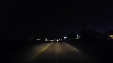 Akşam ları Şehir Caddesi'ni sürmek. Gece Sürücü Bakış Açısı Pov Kentsel Yol