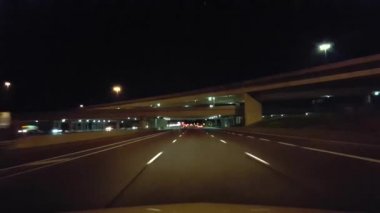 Akşam saatlerinde Şehir Otobanı'nı sürmek. Sürücü Bakış Noktası Pov Kentsel Interstate Gece. Otoban veya Otoyol veya Turnpike veya Otoban.