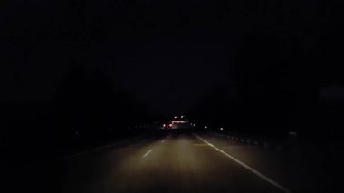 Akşam saatlerinde Rural Street'i sürmek. Gece Sürücü Bakış Açısı Pov Country Road.