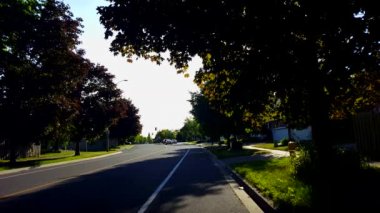 Yaz Aylarında Şehir Banliyö Kavşağı Trafik. Gün Içinde Yol Kavşağı'ndan Geçen Araç Araçları ile Kentsel Peyzaj.