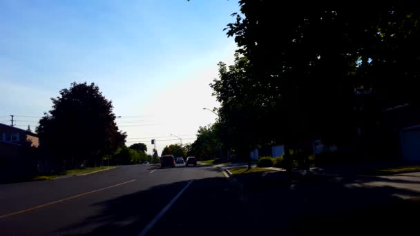 Kreuzungsverkehr Sommer Stadtlandschaft Mit Autos Die Tagsüber Durch Straßenkreuzung Fahren — Stockvideo