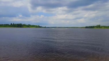 Su Jeti kayak jet ski ile Göl Manzara görünümü. Lakeside Shore ve Su Kişisel Jet Ski Watercraft ile