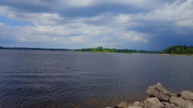 Su Jeti kayak jet ski ile Göl Manzara görünümü. Lakeside Shore ve Su Kişisel Jet Ski Watercraft ile