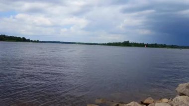 Mesafe Rüzgar Yelkenli Tekneler ve Jet ski ile Göl Manzara Görünümü. Lakeside Shore ve Su Yelkenli ve Kişisel Watercraft ile