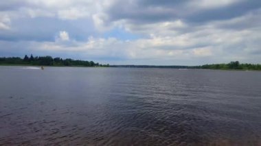 Su Jeti kayak jet ski ile Göl Manzara görünümü. Lakeside Shore ve Su Kişisel Jet Ski Watercraft ile