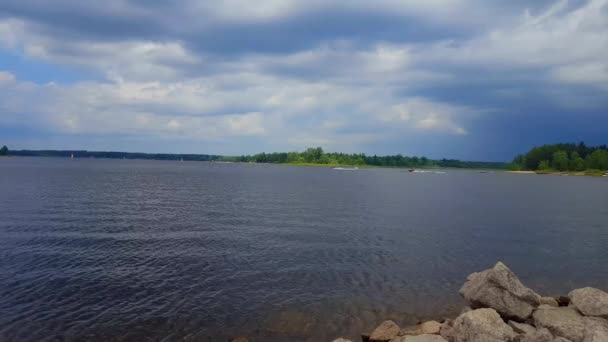 Pohled Jezerní Scenérii Vodním Skútry Lyžování Water Jet Pobřeží Jezera — Stock video