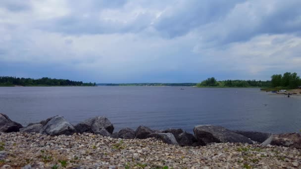 Blick Auf Die Seenlandschaft Mit Menschen Und Booten Unter Bewölktem — Stockvideo