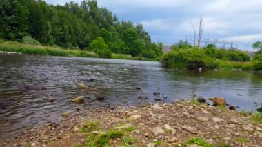 Güzel Akan Nehir ile Mesafe Beton Su Barajı. Yaz Aylarında River Shore'dan Görünüm.