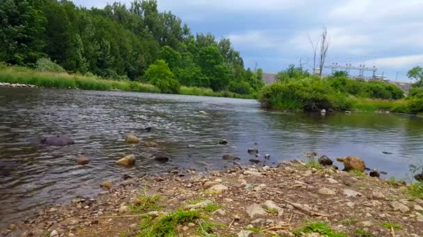 Presa Agua Hormigón Distancia Con Hermoso Río Que Fluye Vista — Vídeos de Stock