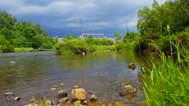 Presa Agua Hormigón Distancia Con Hermoso Río Que Fluye Vista — Vídeos de Stock