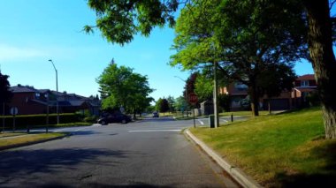 Şehir banliyösünde dört yönlü stop Işareti kesişme yolu gün trafik Ile. Araçlar stop ve All-Way stop Intersection Street git.