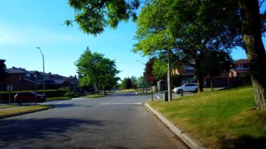 Şehir banliyösünde dört yönlü stop Işareti kesişme yolu gün trafik Ile. Araçlar stop ve All-Way stop Intersection Street git.