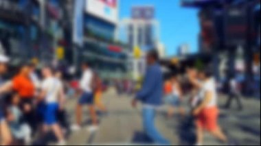 Görüntü Etkisi yle Downtown City Caddesi'ni geçen yayalar. Kentsel Yol Kavşağı'nda Yürüyen İnsanlar.