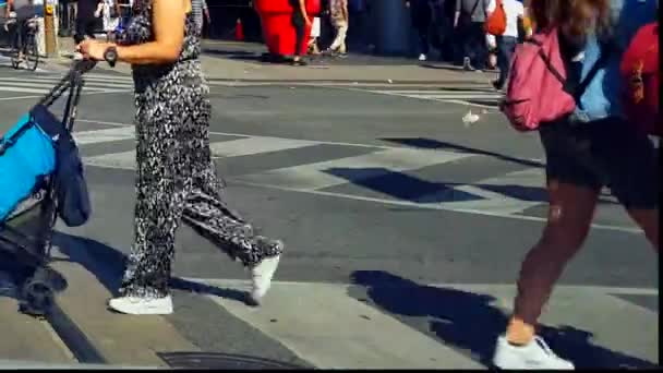 Pedestres Atravessar Downtown City Street Pessoas Caminhando Através Movimentado Cruzamento — Vídeo de Stock