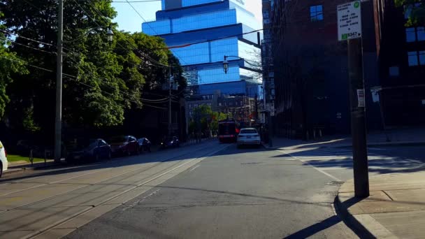 Downtown City Street Bakış Açısı Yaz Günü Binalarla Çevrilidir Park — Stok video