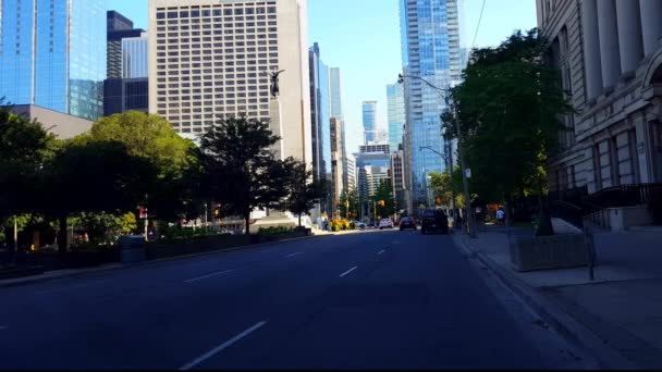 Pohled Městské Centrum Lidé Dopravu Ulici Obklopené Vysokými Budovami Letním — Stock video