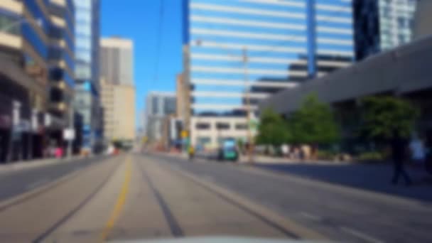 Körning Downtown City Street Med Oskärpa Effekt Driver Peka Beskådar — Stockvideo