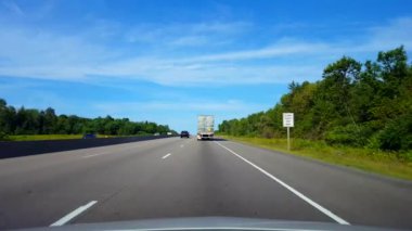 Yaz Günü Otobanda Büyük Kamyon Hazırlanması. Sürücü Bakış Noktası Pov Slipstreaming Tarafından Interstate veya Otoyol veya Otoyol veya Turnpike Üzerinde Araç Aşağıdaki.