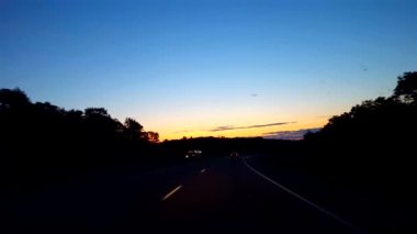 Gün doğumu sırasında kırsal kırsal karayolu sürüş. Sürücü Bakış Noktası Pov Güneş Sabah Erken Ufukta Doğarken. Eyaletler arası veya Turnpike Sürüş.