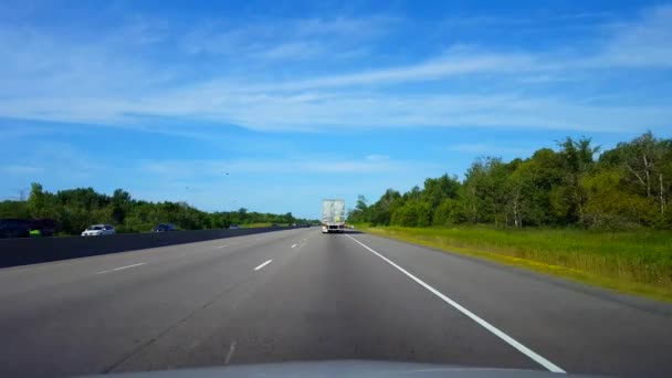 夏の日中に高速道路で大型トラックを起草 ドライバーの視点州間高速道路または高速道路 高速道路またはターンパイクの車両を追ってポブスリップストリーミング — ストック動画