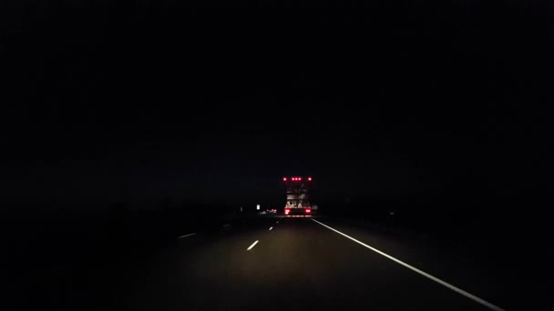 Het Opstellen Van Een Grote Vrachtwagen Snelweg Tijdens Nacht Bestuurders — Stockvideo