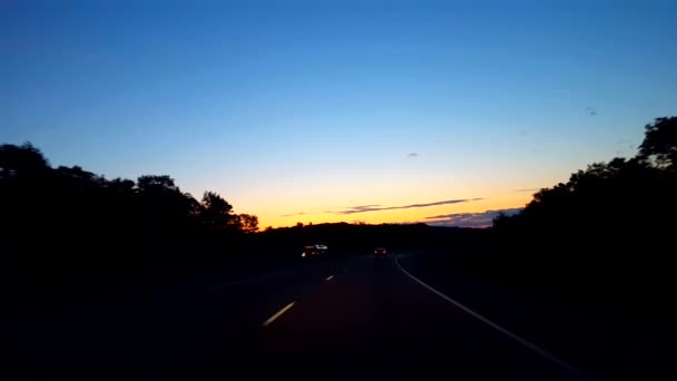 Conduite de la campagne rurale Autoroute Pendant le lever du soleil. Point de vue du conducteur POV Alors que le soleil se lève à l'horizon tôt le matin. Conduite d'autoroutes ou de transbordeurs .
