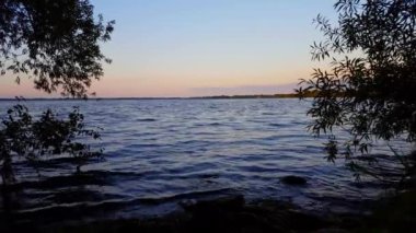 Yaz Sabahı Su Gölü'nün Güzel Manzarası. Renkli Kırmızı ve Turuncu Gökyüzü ile Erken Şafak Sırasında Tranquil Lakeside Sahne.