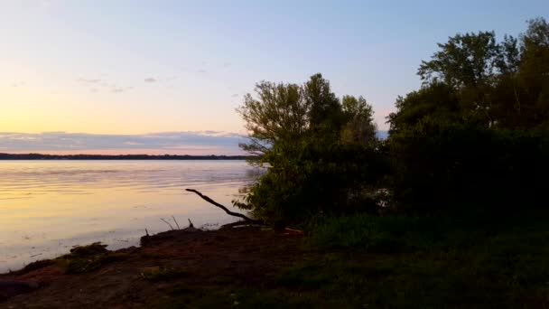 夏の朝の穏やかな湖の美しい景色 カラフルな赤 オレンジ 黄色の空で夜明けの静かな湖畔の風景 — ストック動画