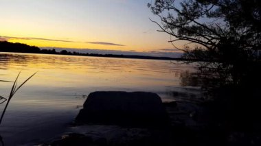 Yaz aylarında Sakin Göl Gün doğumu veya Günbatımı Görünümü. Erken Şafak veya Alacakaranlıkta Tranquil Pastoral Lakeside Shore Doğa Manzara.