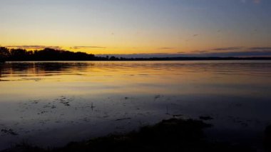 Yaz Aylarında Gökyüzünde Uçan Kuş ile Sakin Gölün Gün Doğumu veya Gün Batımı Görünümü. Erken Şafak veya Alacakaranlıkta Tranquil Pastoral Lakeside Shore Doğa Manzara.