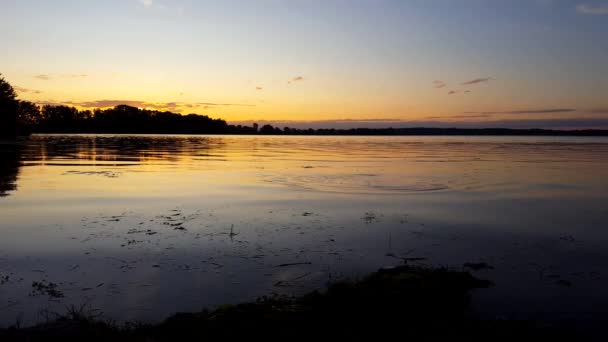 Рыбалка Восходом Солнца Закатом Вид Спокойное Озеро Летом Шатаясь Воде — стоковое видео