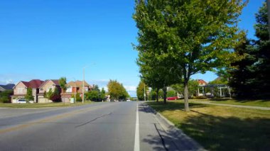 Şehir banliyösünde dört yönlü stop Işareti kesişme yolu gün trafik Ile. Araçlar stop ve All-Way stop Intersection Street git.