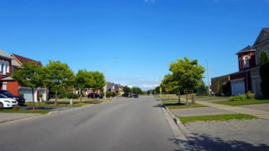 Gün Trafik ile City Suburb Dört YolDur İşaret kavşak yol onun Köpek Yürüyüş Man Bakış Açısı. Dog Walker Kişi All-Way Stop Kavşak Sokak'ta.