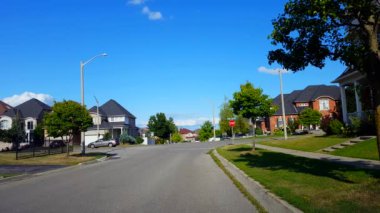 Araç Trafiği ile Suburban City Street Bakış açısı. Yaz Günü Boyunca Konut Banliyö Evleri Boyunca Kentsel Yol