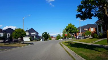 Araç Trafiği ile Suburban City Street Bakış açısı. Yaz Günü Boyunca Konut Banliyö Evleri Boyunca Kentsel Yol