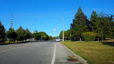 Yaz Aylarında City Caddesi Kavşağı Trafiğinde Sağa Dönmeyi Bekleyen Araç. Araç Ile Kentsel Peyzaj Gün Sağa Dönüyor.