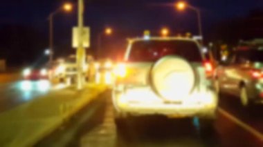 Blur Etkisi ile Gece Şehir Kavşağı'nda Sola Dönüyor. Sürücü Bakış Noktası Pov Kentsel Sokak Trafiği ile Sol Adönüş Lane Bekliyor.
