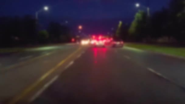 Avvicinarsi All Incrocio Luci Rosse Notte Città Con Effetto Sfocatura — Video Stock