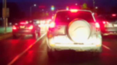 Görüntü Efekti İle Şehir Kavşağında Yeşil Işık Bekleniyor. Sürücü Bakış Noktası Pov Kırmızı Işık'ta Durdu ve Daha Sonra Gece Kentsel Kavşak üzerinden Sürüş.