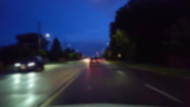 Οδηγώντας Την Πόλη Της Οδού Νύχτα Ενώ Βρέχει Εφέ Θόλωσης — Αρχείο Βίντεο