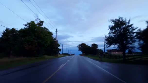 Dirigindo Através Campo Rural Aproximando Luzes Cidade Horizonte Ponto Vista — Vídeo de Stock