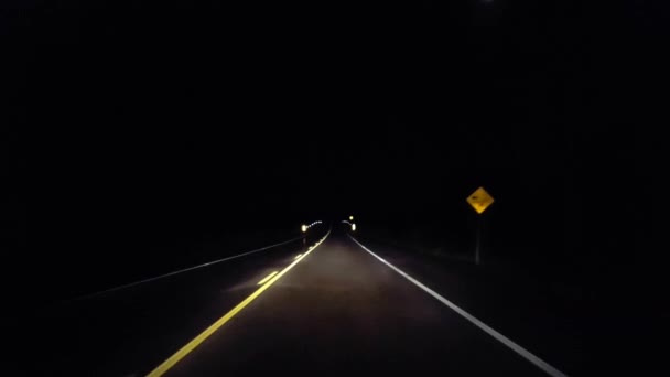 地平線上の都市のライトに近づく田舎の田舎をドライブ 夜間の都市制限に向かって運転する視野ポブ — ストック動画