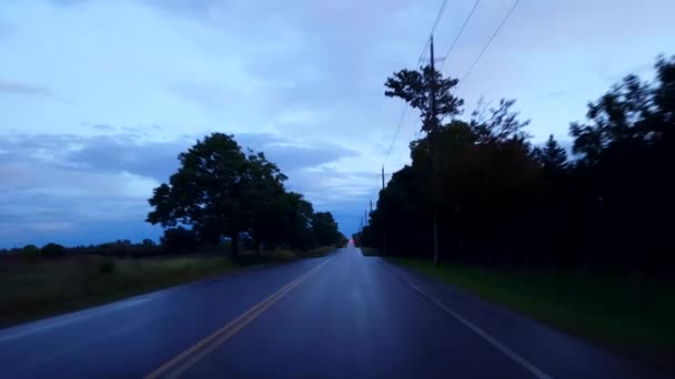 Landläufig Nasse Straße Bei Bewölktem Himmel Tag Fahrersicht Nach Dunklem — Stockvideo