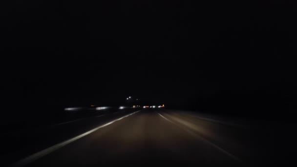 Dronken Motion Blur Beddeerde Versie Rijden Snelweg Stad Tijdens Avond — Stockvideo