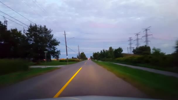 Dirigindo Através Campo Rural Aproximando Luzes Cidade Horizonte Ponto Vista — Vídeo de Stock