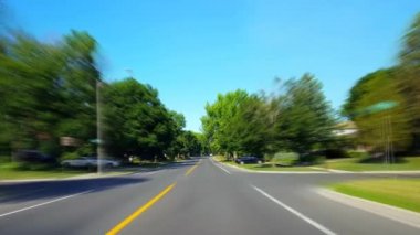 * Drunk Motion Blur Sarhoş Versiyonu * Sürüş Konut City Road Gür Ağaçlar ile Yaz Günü sırasında. Güzel Sunny Suburban Street boyunca Bakış Pov Sürücü Noktası.