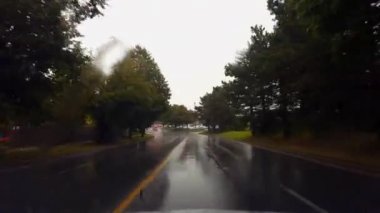 Yaz Günü Overcast Sky altında Rain City Street Sürüş. Sürücü Noktası Bakış Pov Yağmur Kentsel Issız Yol Ön Cam Silecekleri ile.