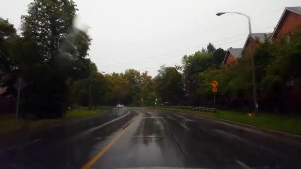 Driving Rain City Street Overcast Sky Dia Verão Ponto Vista — Vídeo de Stock