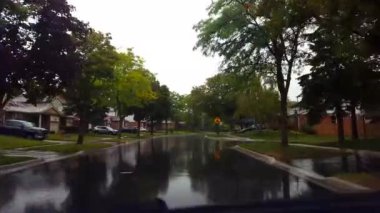 Gün boyunca Yağmur da Konut Suburb Sürüş. Yağmur Yağarken Sürücü Noktası Pov Suburban Manzara.